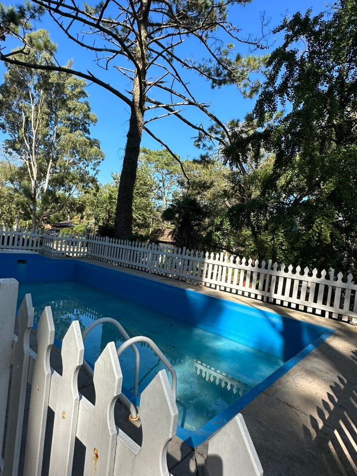 VILLA GESELL SEMIPISO AL FRENTE CON BALCON