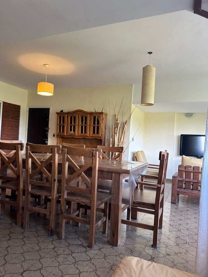 VILLA GESELL SEMIPISO AL FRENTE CON BALCON