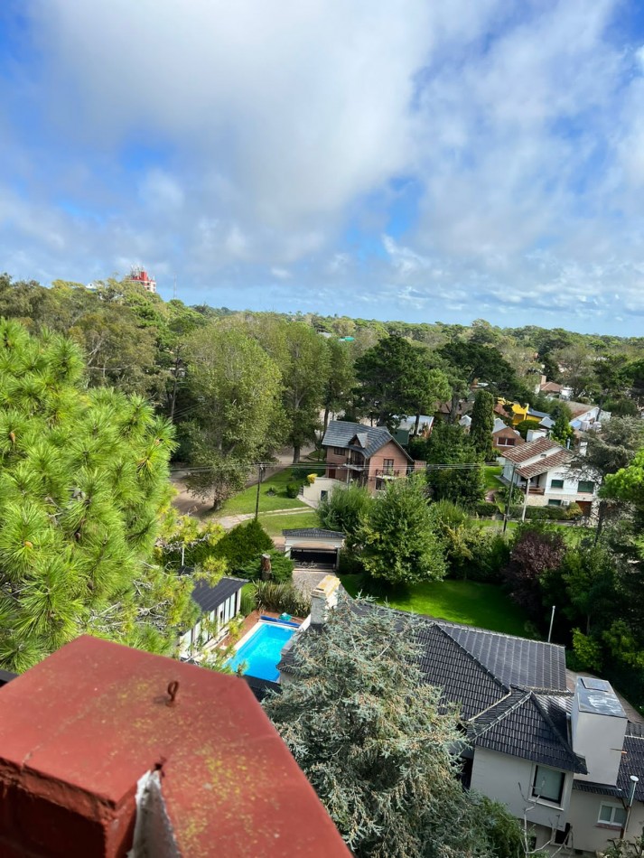 VILLA GESELL SEMIPISO AL FRENTE CON BALCON